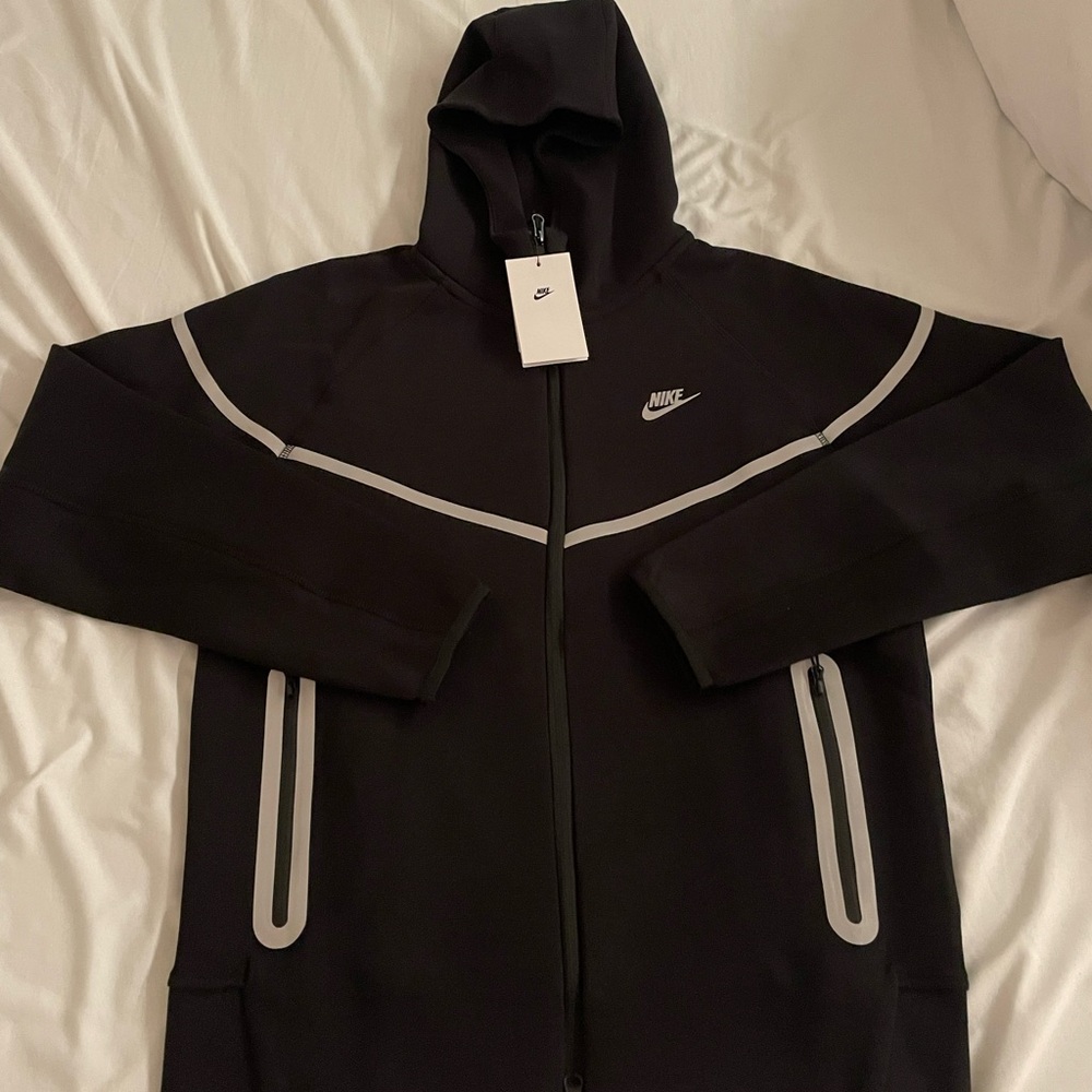 NIKE TECH REFLECTIVE HOODIE
SIZE LARGE FITS MEDIUM